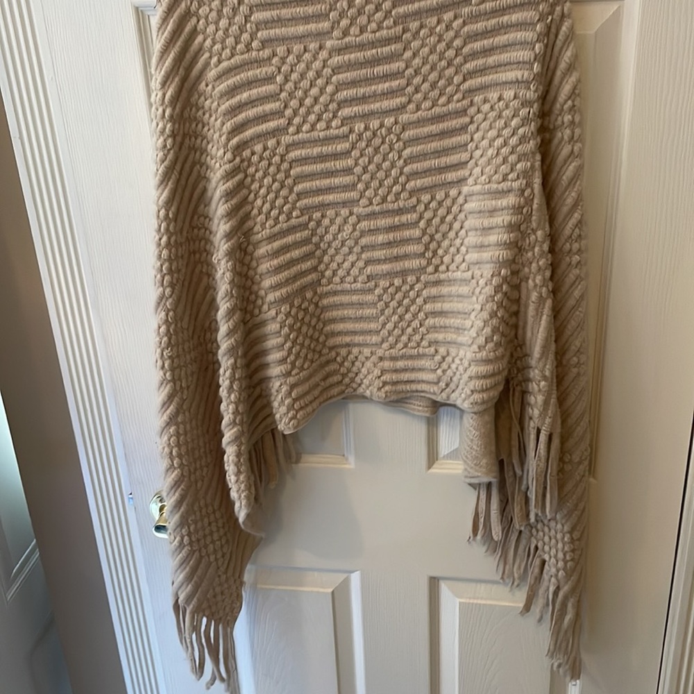 Poncho - Picture 4 of 6
